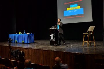 דר’ אביבה אלעד מרצה על המסע החברתי והשליחות של קורס פעילי בריאות במניעת רפואת יתר